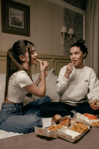 2 girls eating